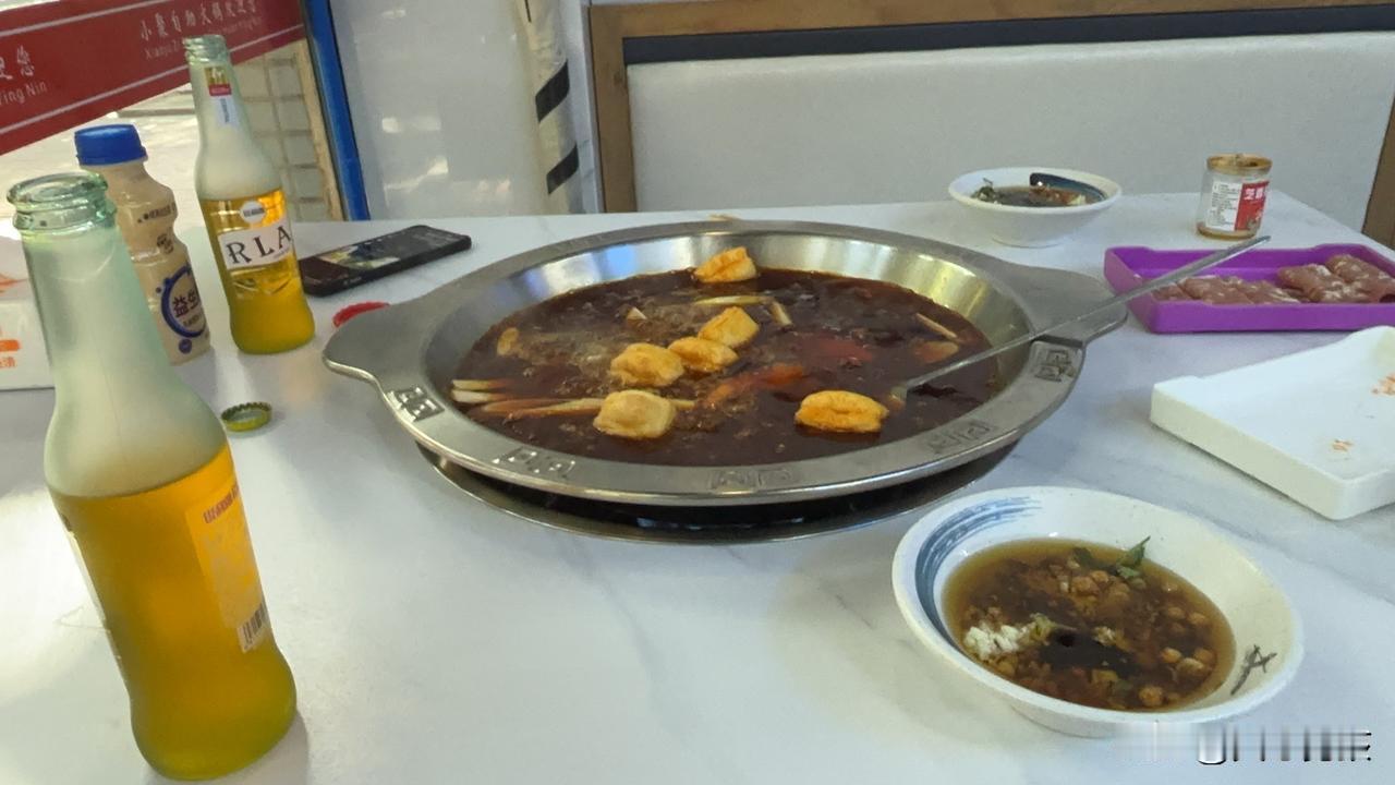 一日三餐中，多数人应该少吃的是晚餐，但不是不吃。《中国居民膳食指南（2022）》