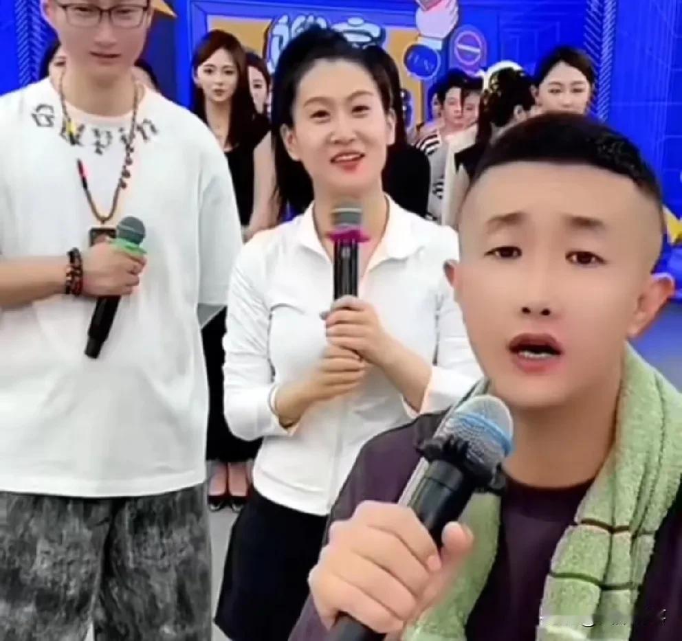 张二嫂喊话谁说咱家机器我就举报，曾经打pk被二驴骗，我当时就cnm一顿骂！

 