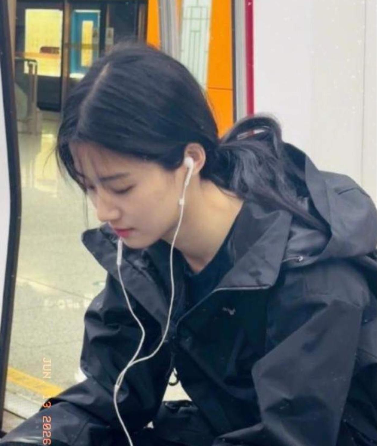 第一眼什么感觉？
地铁上看到一位女孩儿，这颜值完全可以去当明星