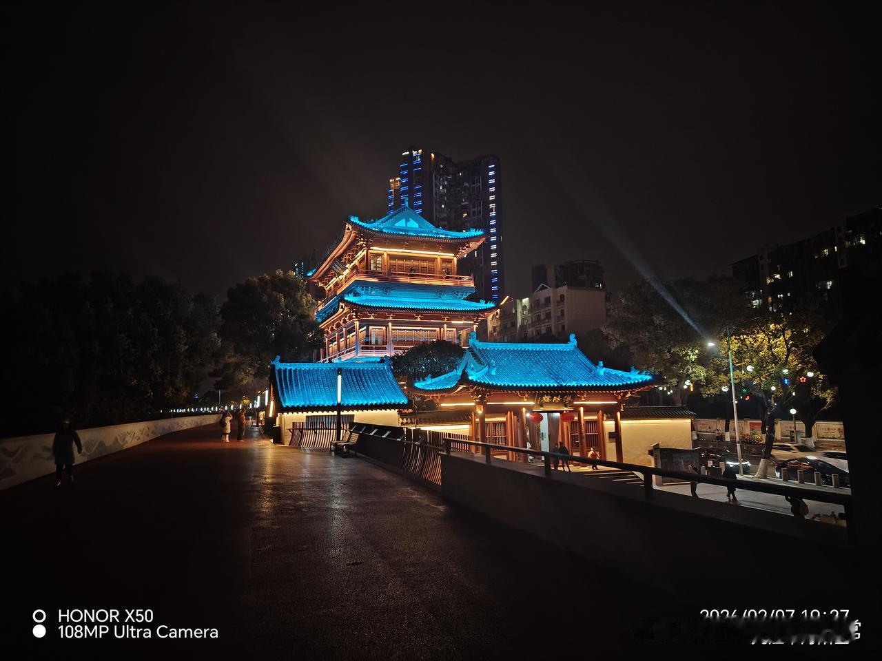 天南地北大拜年长江岸边《浔阳楼》夜景提前给大家拜年了
