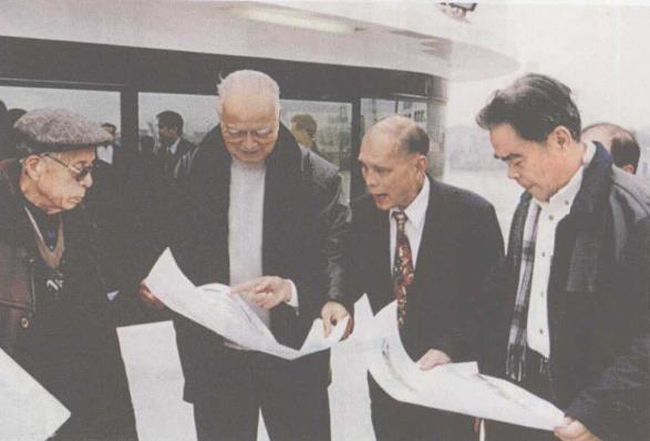 1998年，霍英东向原广东省委书记任仲夷、原广东省省长梁灵光、原广州市市长杨资元