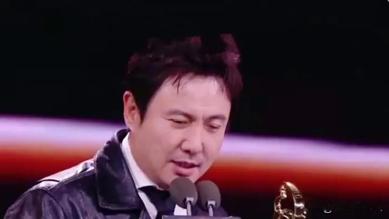 沈腾在红毯上蹲下为赵丽颖细心整理裙摆，这一幕温馨举动迅速引爆网络！是沈腾的绅士风