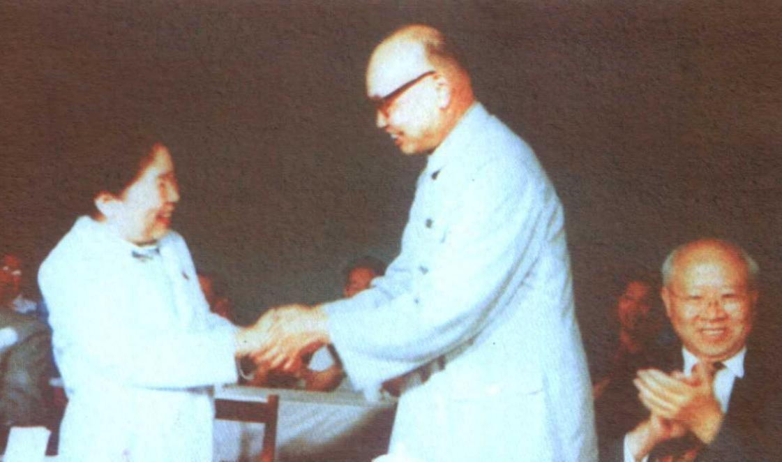 吴健雄帮助美国制造原子弹，逝世后墓碑上却被刻上“一个永远的中国人”的字样，这是为