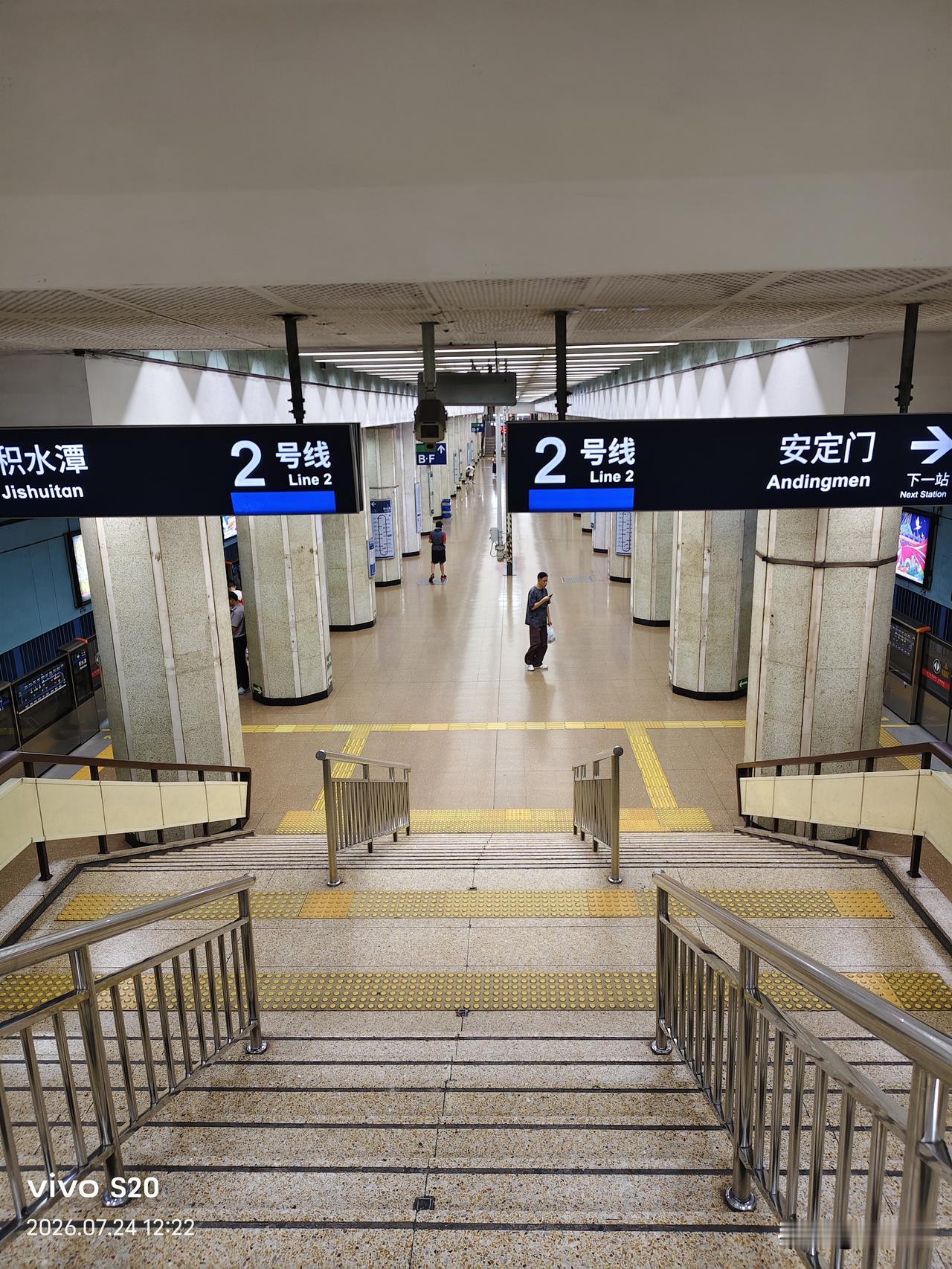 [玫瑰]今天步行到地铁口二号线，在积水潭换乘19号线，在19号的“草桥”站换乘1