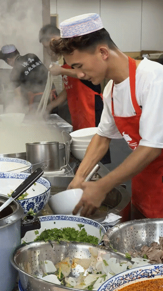 这是南京一家25元一碗的兰州牛肉面。
这一碗面给的牛肉片可真多啊！
南京拉面馆