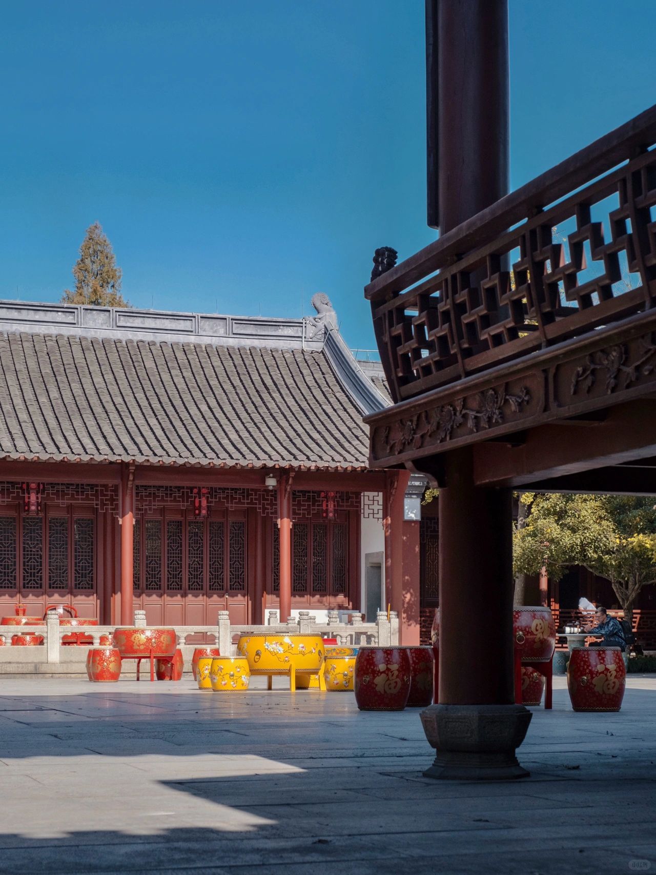 竟然把咖啡店搬进钱王祠❗️太适合拍古风了