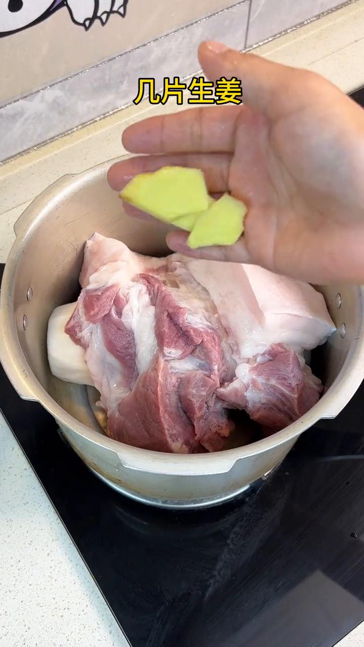 白切梅花肉。
·白萝卜直接下锅，再下2斤梅花肉、几片生姜，倒入清水没过食材，扣盖