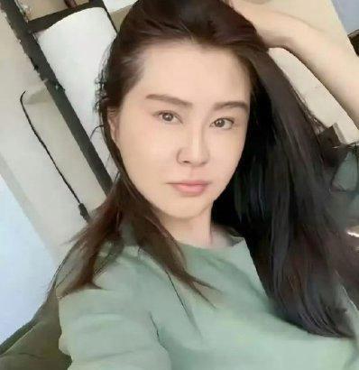 王祖贤老了，关之琳老了，陈红也老了，唯有54岁的她看起来像30岁 