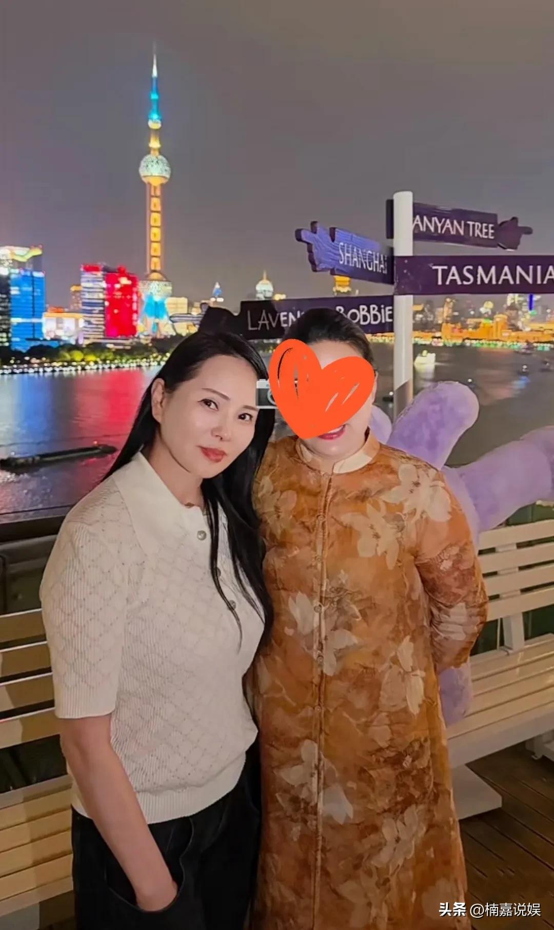 或者，这才是伊能静生活中真实的样子吧！
她现身上海一家私房菜打卡，出来时和粉丝同