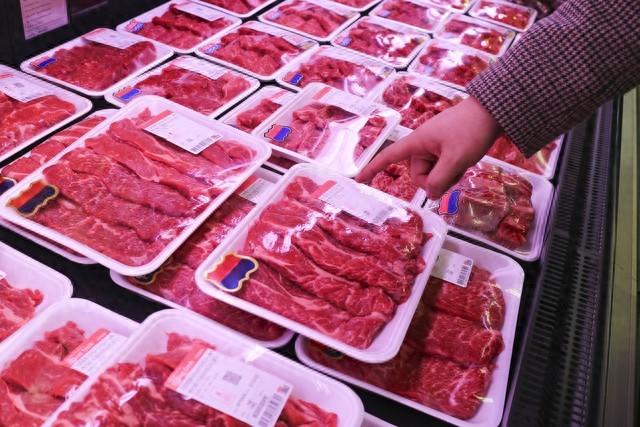 挂“牛头”卖“猪肉”！四川什邡，警方侦破了一起大型食品造假案件，一伙不法分子躲在