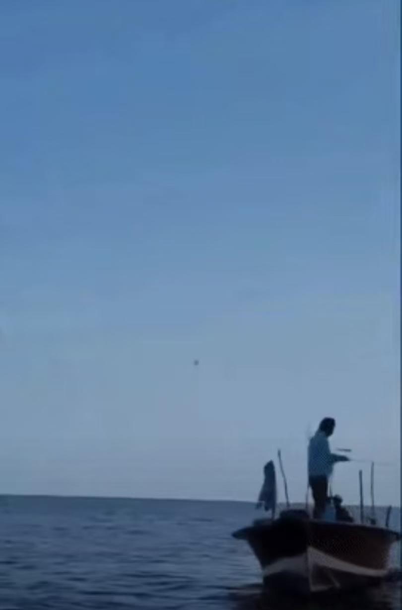 伊朗怕不怕美军暂且不论，这名伊朗渔民可是毫无惧色。

他出海行至波斯湾时遇上一艘