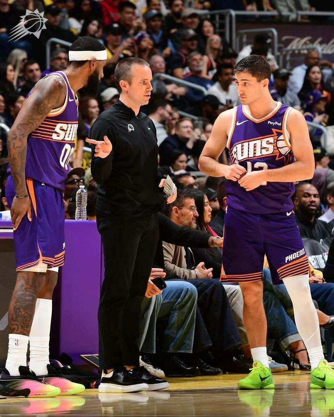 这比赛要是没有鸡皮利用挡拆往死里捶夏普，估计这会都得输30分顺便也得夸夸伊戈达罗