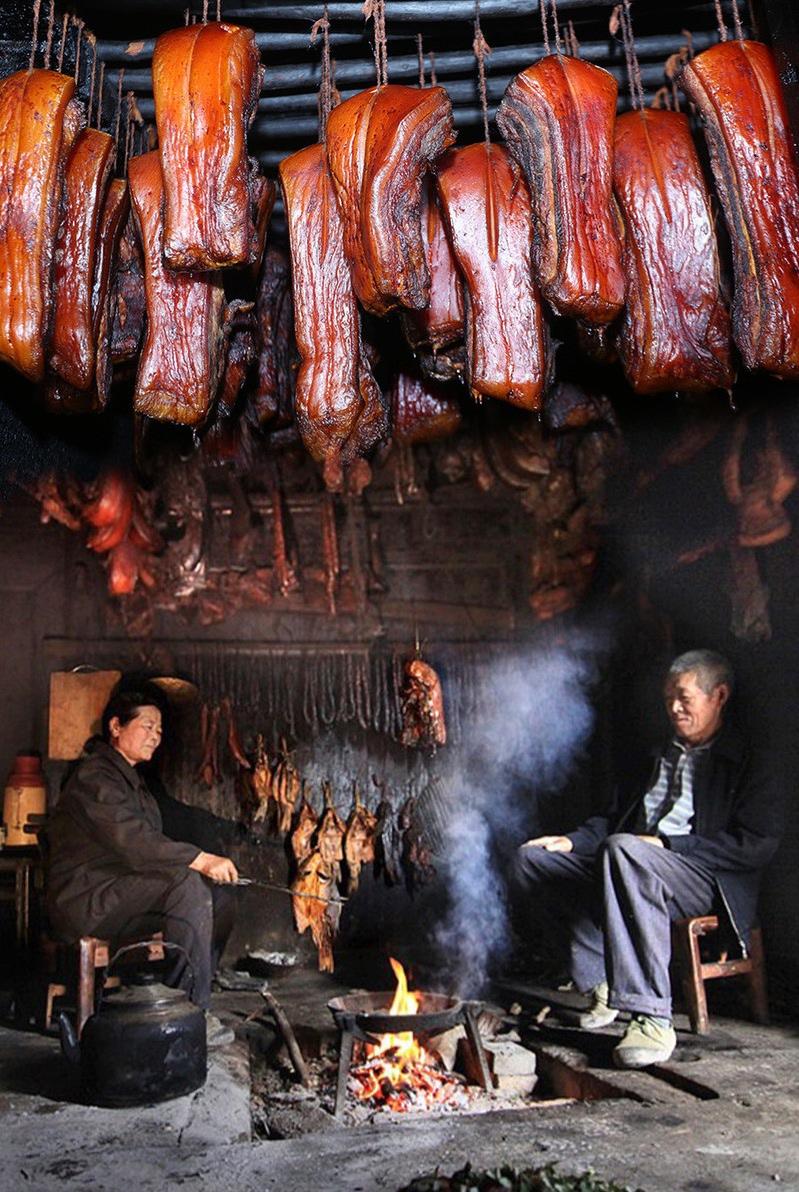 昨晚十一点多钟，我们经理发现一业主在家里用柴火熏肉，火光在黑夜中十分耀眼，把经理