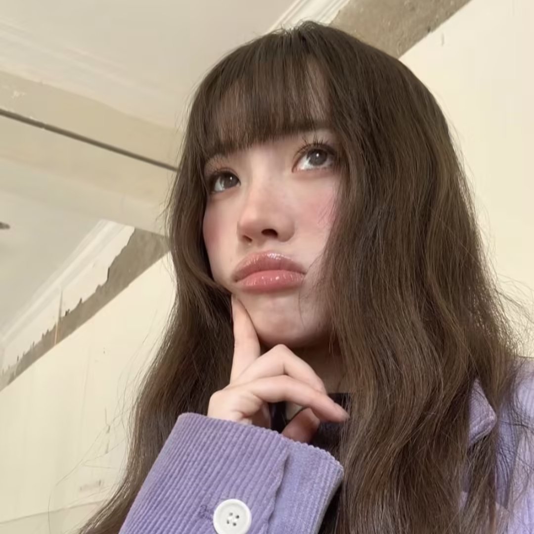 近期很心水粉芋调的妆容底妆，介于水光和哑光之间自然的皮肤光泽，眼妆用粉芋棕色塑造