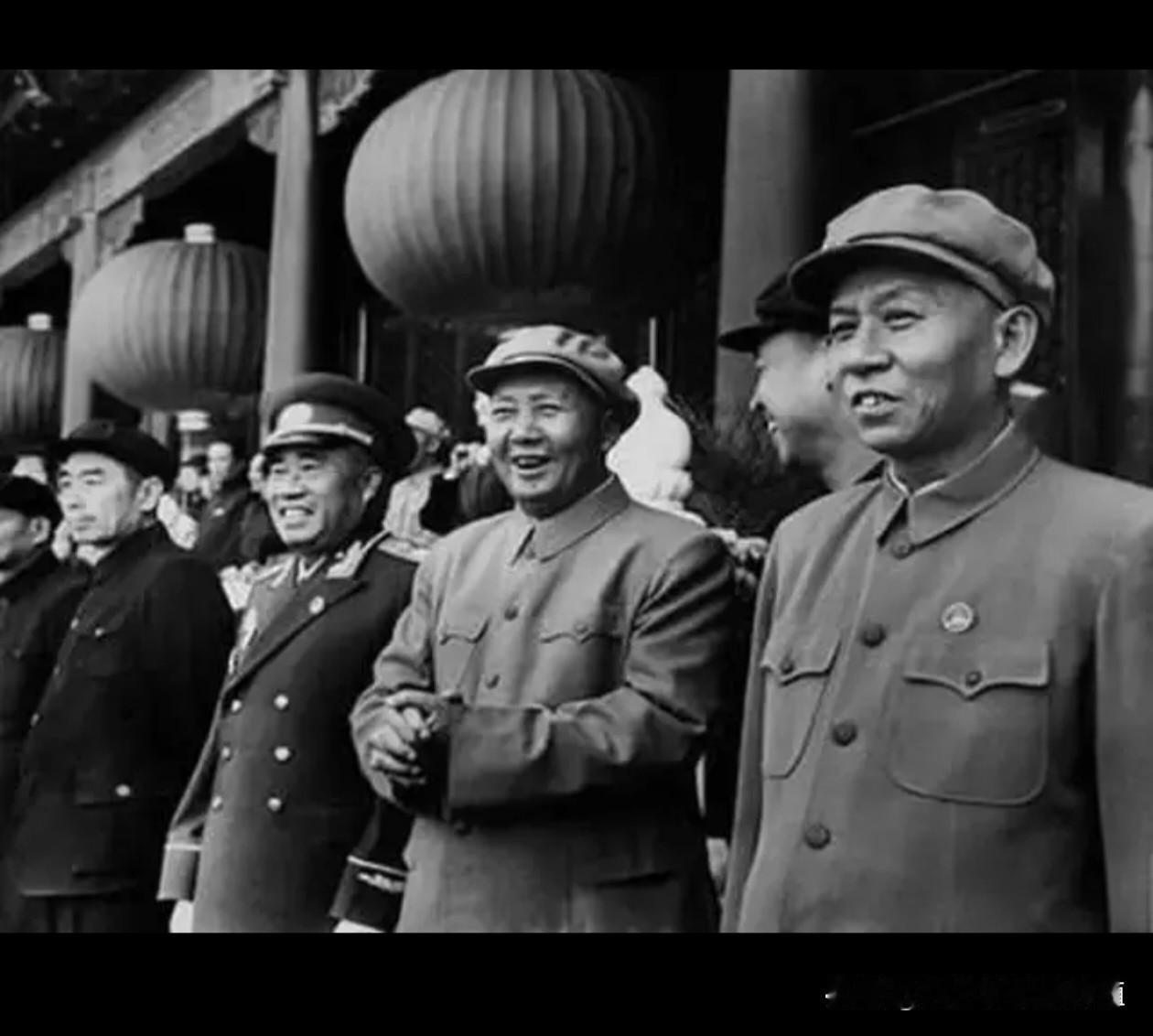 一纸家书寄故土，千行诗意系苍生；
山河风物皆入笔，家国情怀藏寸心。 

 如果说