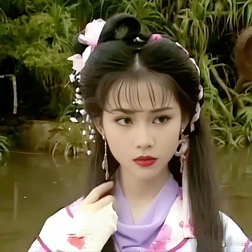 现在古装剧的造型，怎么还不如以前的呢？
 
看看人家小甜甜年轻时的古装造型，再看