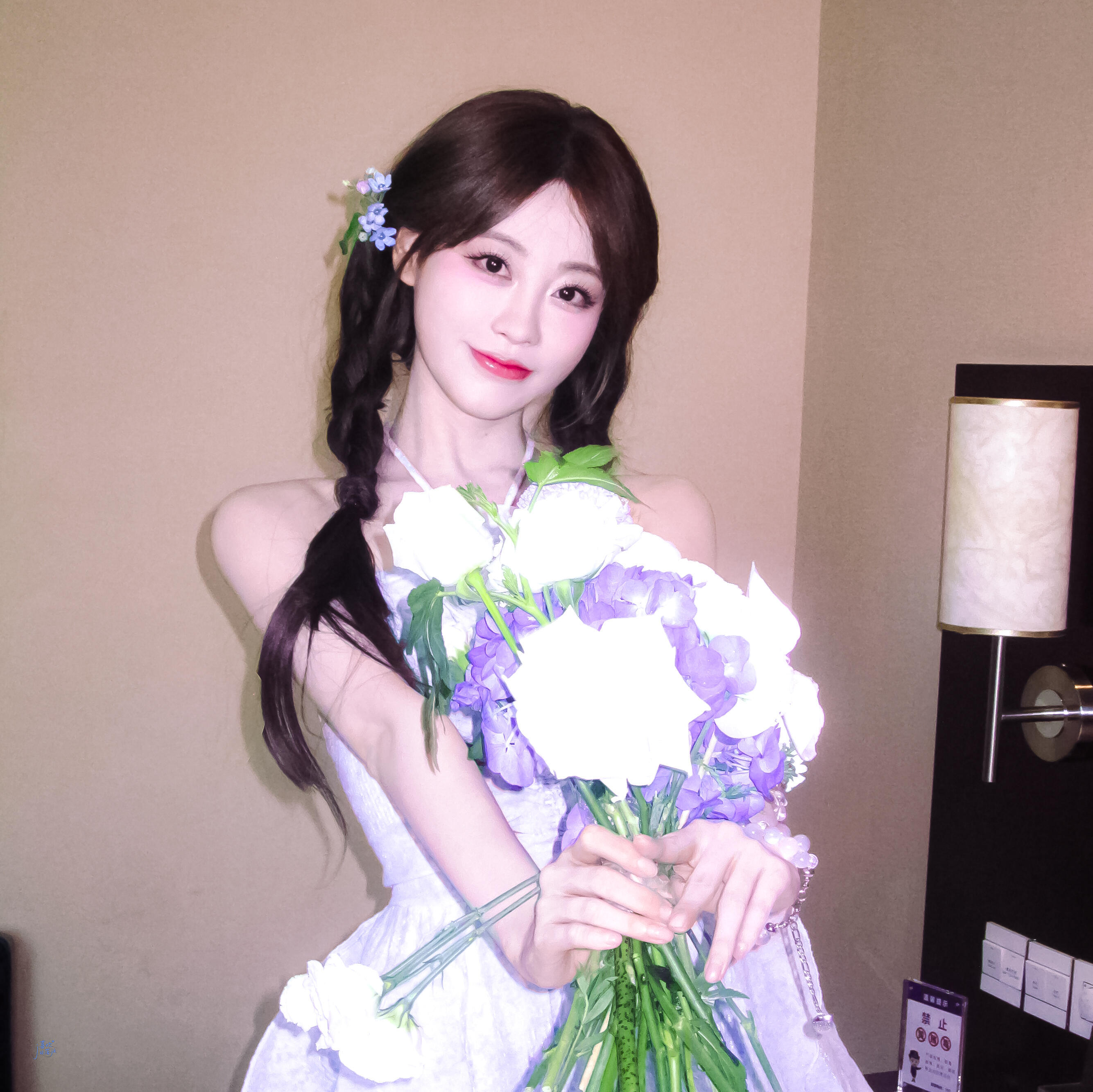 祝绪丹接了一米长麻花辫谁懂？祝绪丹这头麻花辫简约却不简单，将女性的柔美与大气展现