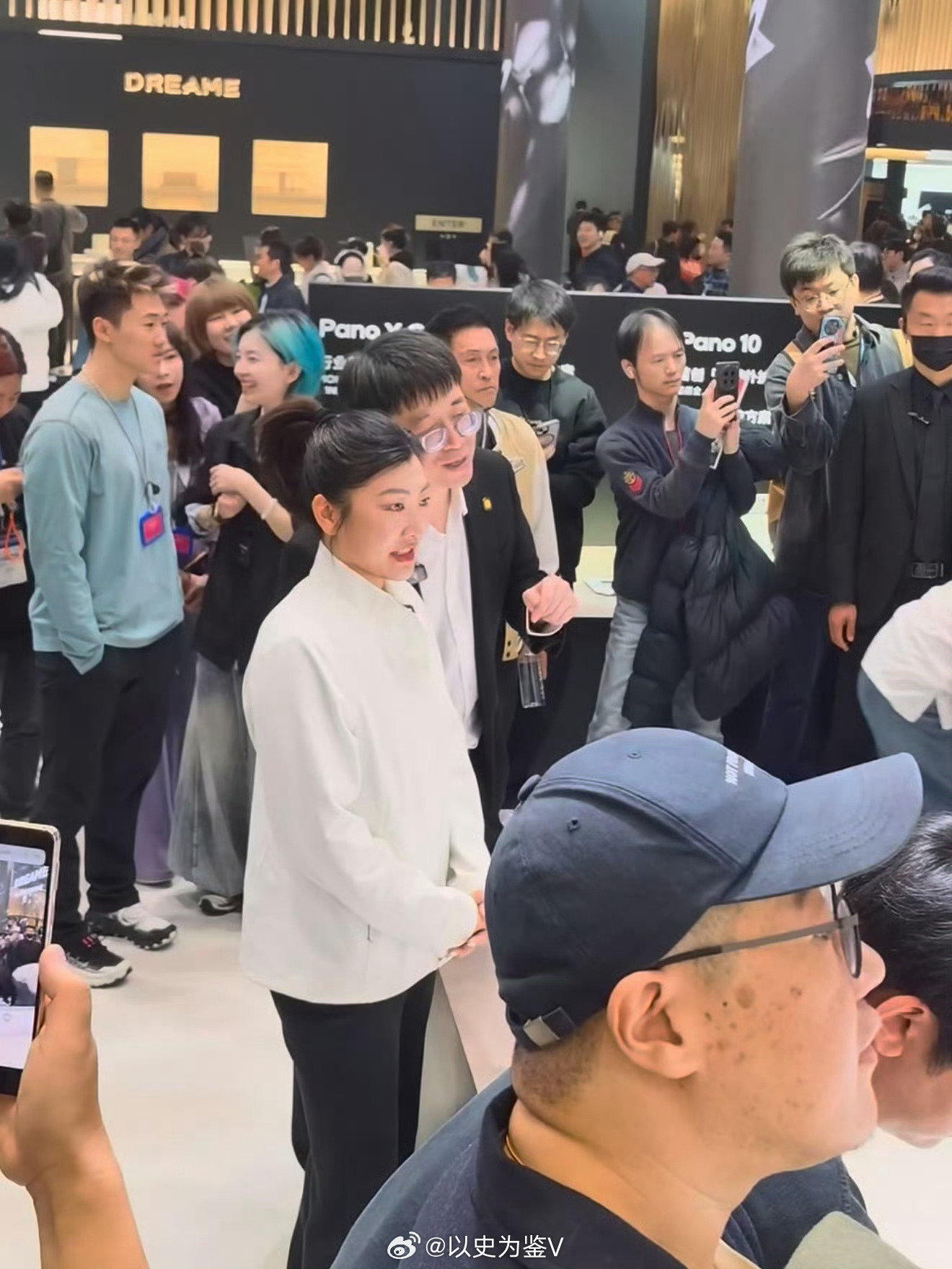 徐梦桃上海AWE参观扫地机器人冷知识：自由滑雪空中技巧加入奥运会和第一代扫地机器