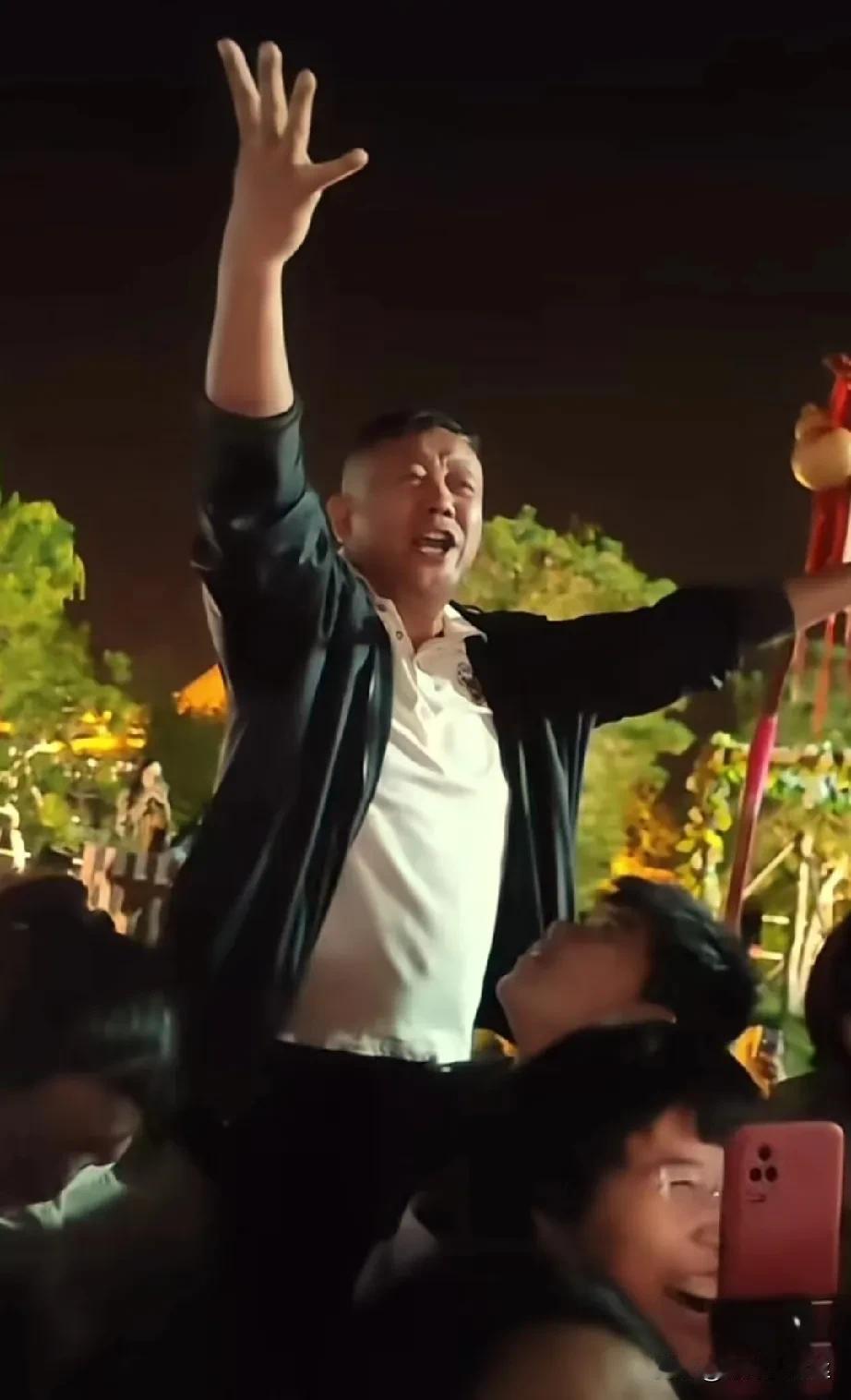 这位老丈人，
因为在宿迁深情呼喊董宇辉火出圈，
大家都在猜测一点大叔家里肯定有闺
