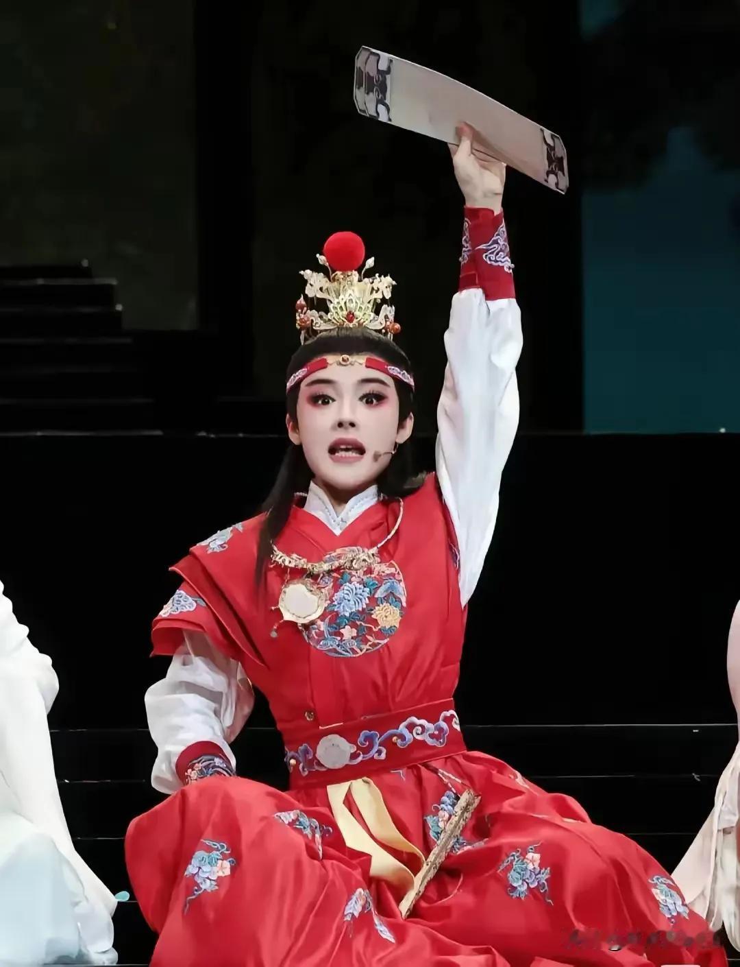 我觉得陈丽君很可能是一不小心说错了，而不是真的不懂。

作为一个饰演贾宝玉的人，