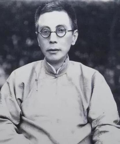 1905年，张静江坐船去法国，无意中看到孙中山，谁知对方总是避而不见。他一咬牙，
