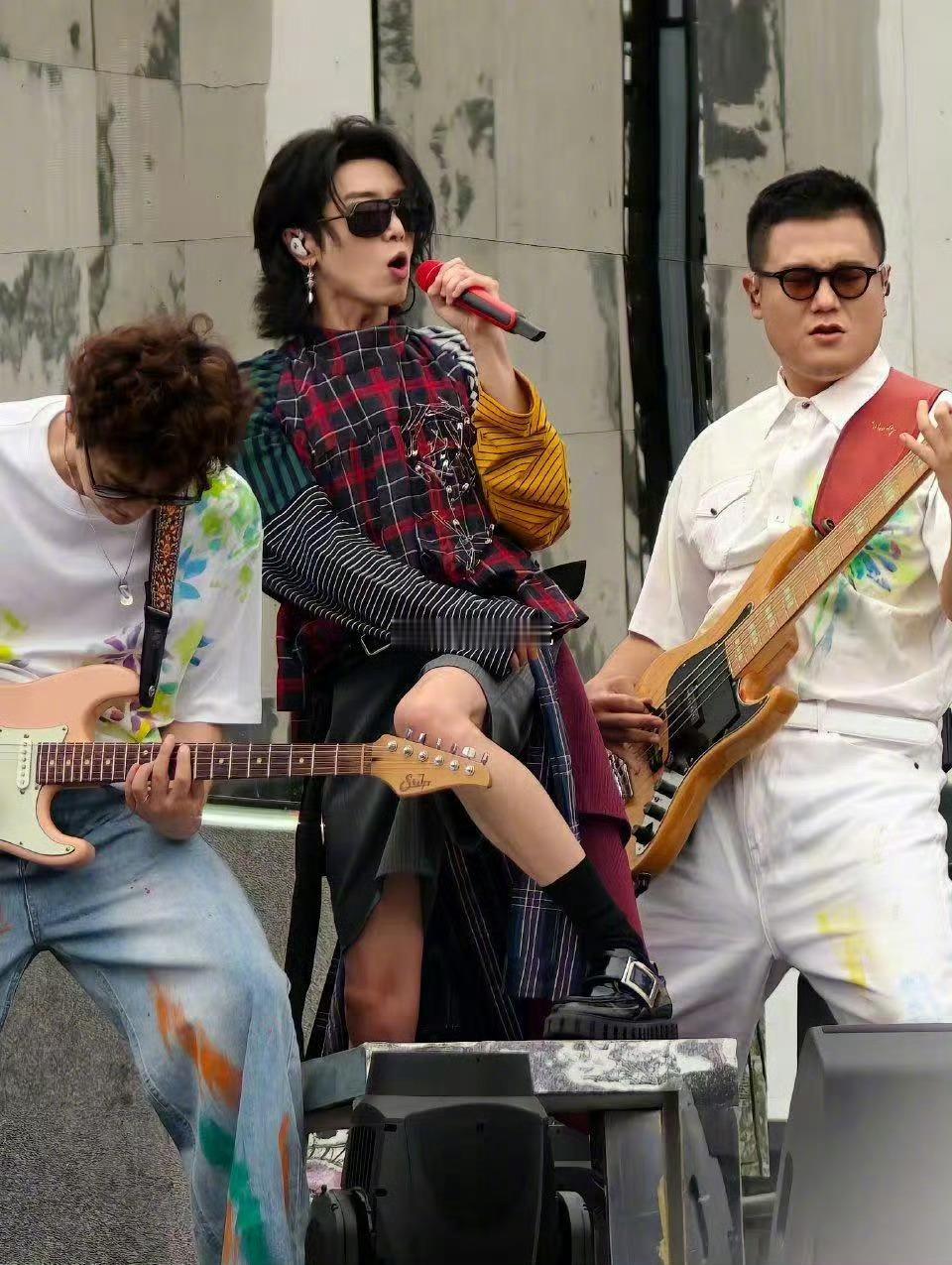华晨宇 金牌调解员 谁被华晨宇演唱会的贴心瞬间戳到了！乐园场遇到些许混乱时，他在
