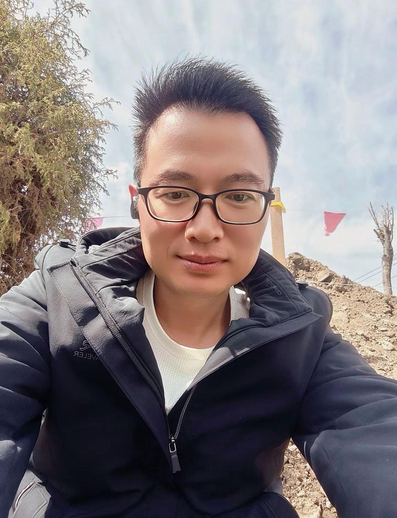 武都穿短袖都热，我在甘南穿羽绒服都有点冷。