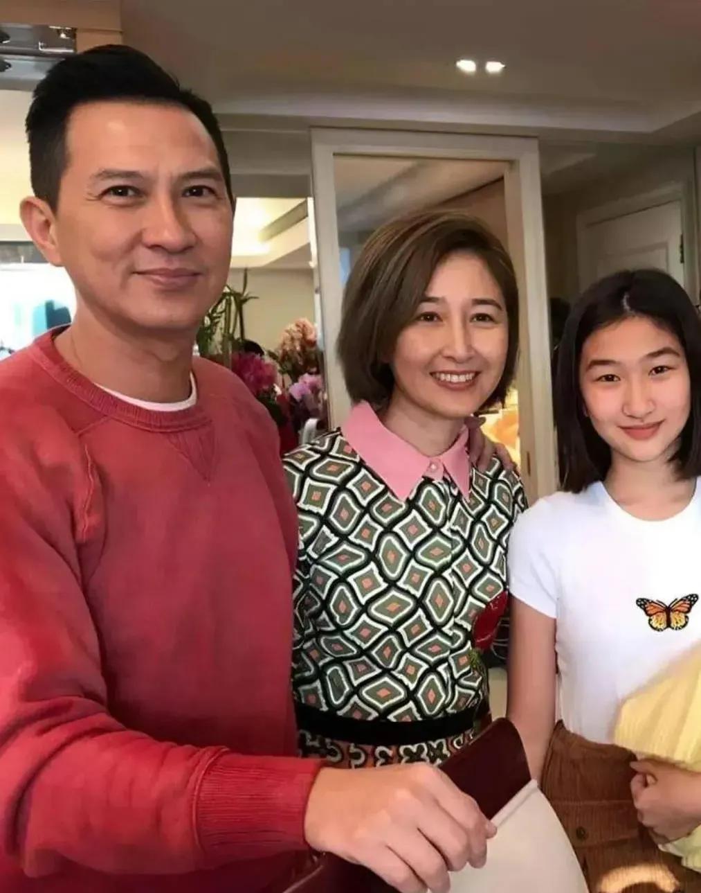 全网最幸福的一家三口，好有夫妻相，女儿既像爸爸又像妈妈，漂亮！#娱乐# #明星#