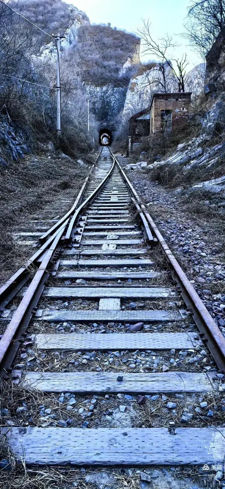 太离谱了！
银巴铁路施工现“一扯就断”的橡胶板，这哪是建铁路，分明是拿生命开玩笑