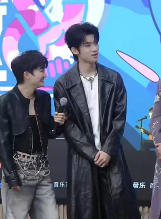 周深张峻豪一组周深张峻豪弹唱不错 ​​​