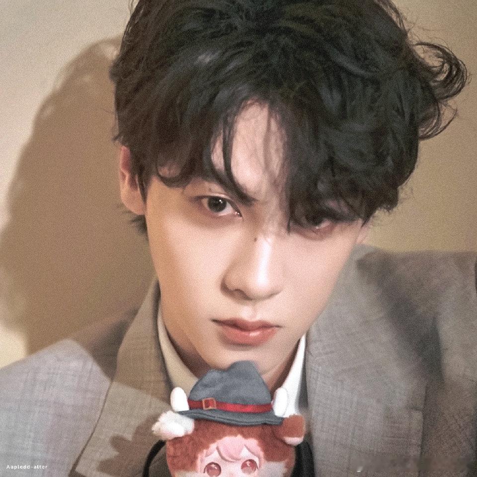 田栩宁直播，品牌是兔闪闪这种萌物，设定也很萌物，他拍的预热物料也很萌物，甚至点进