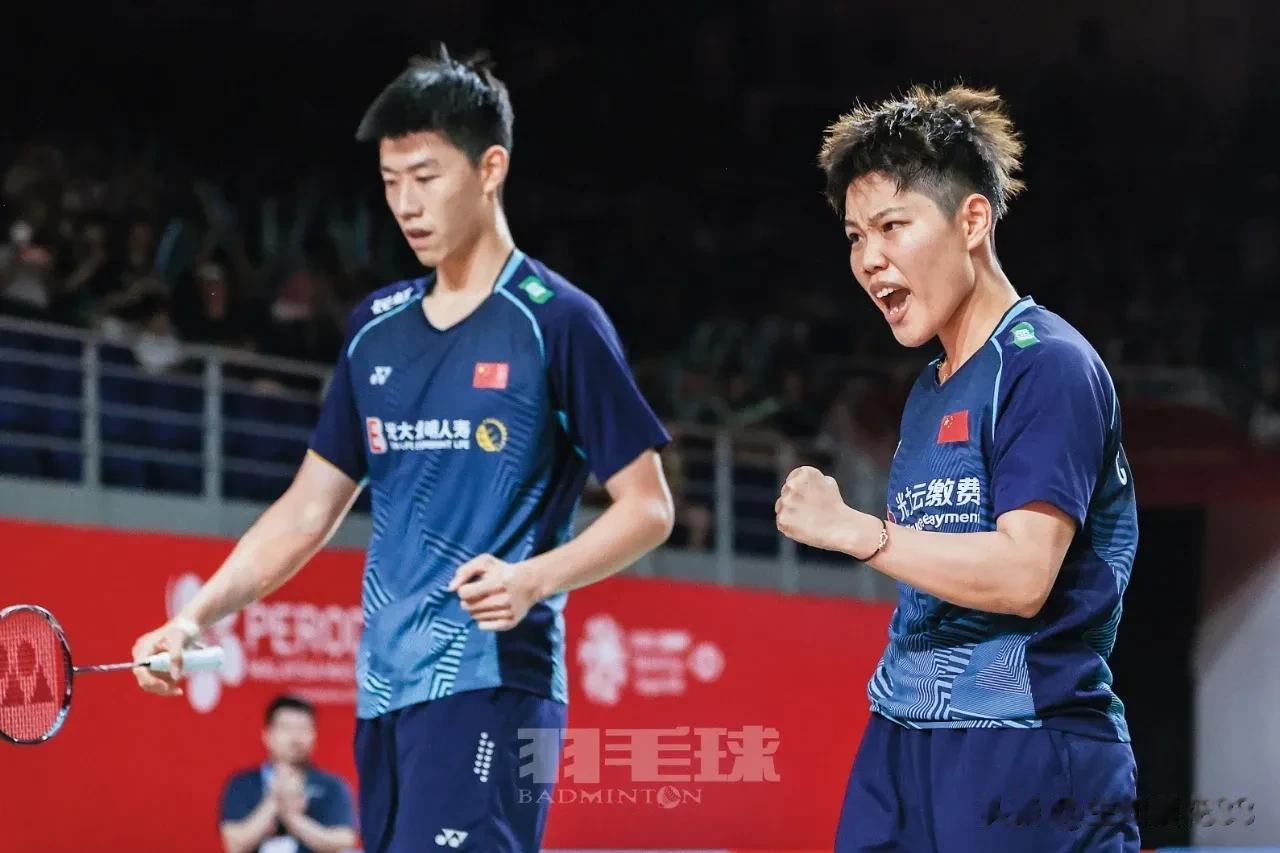  
    冯彦哲/黄东萍18－21，19－21不敌叶宏蔚/李佳馨