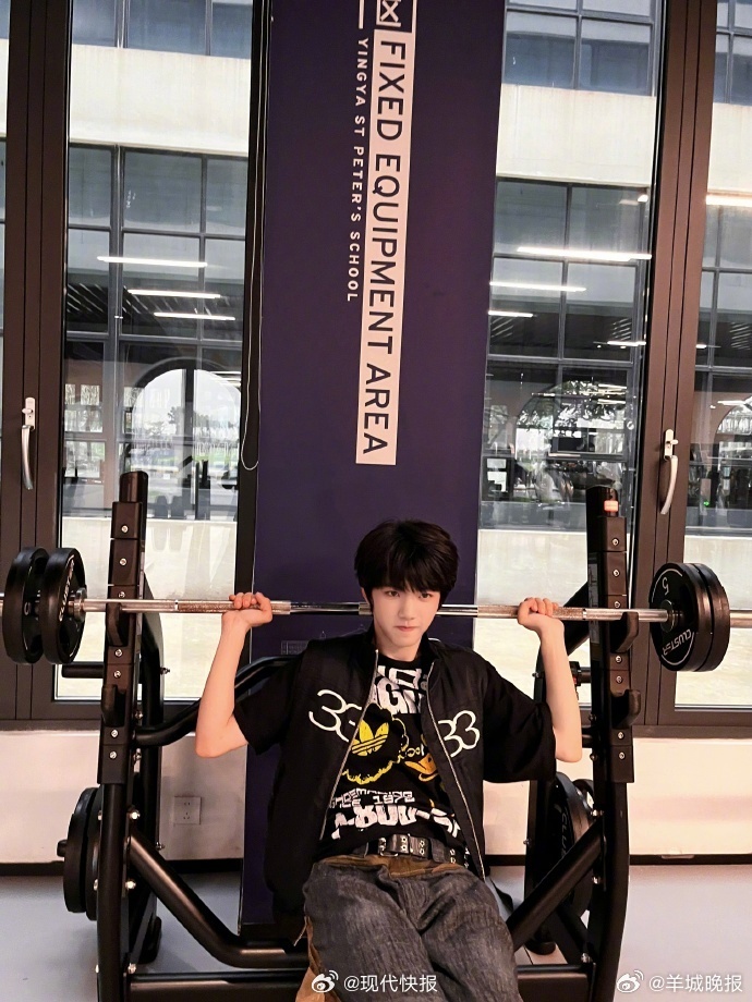 【#我们的少年时代2少年本色#】荧幕上，他们是热血追梦的少年；生活中，他们是真诚