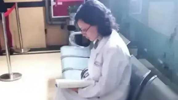 四川某医院，一位年轻的女超声医生怒斥科室领导，原因竟是一张被动了手脚的手术单！事