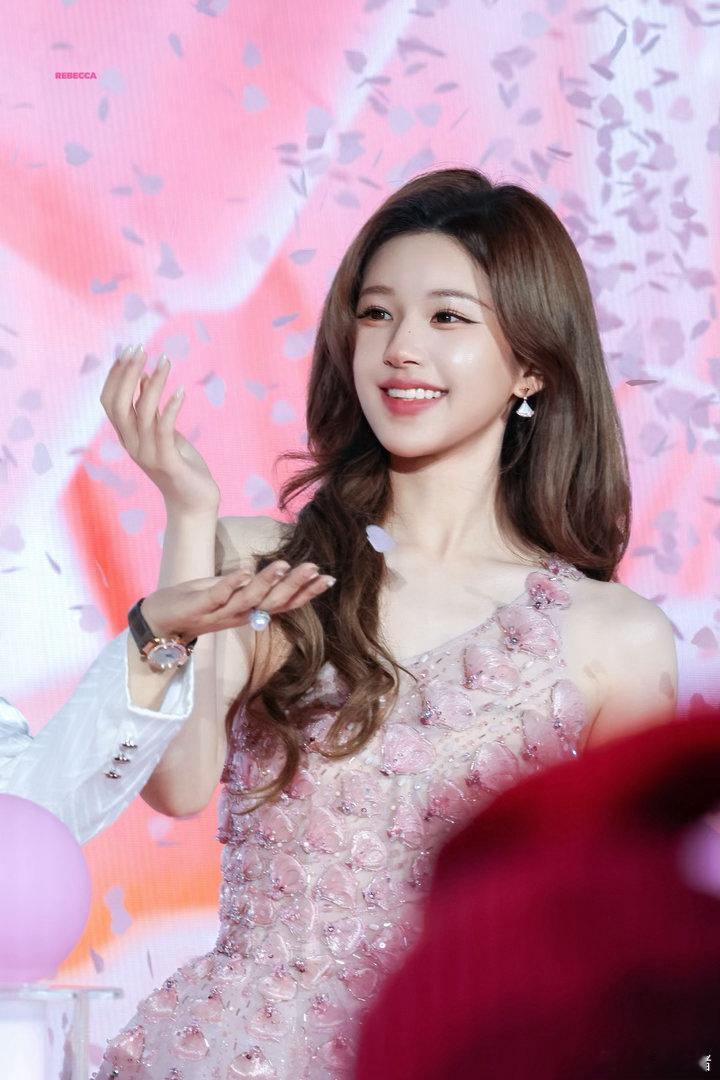 赵露思今天活动饭拍路透～如此美萌的露思！