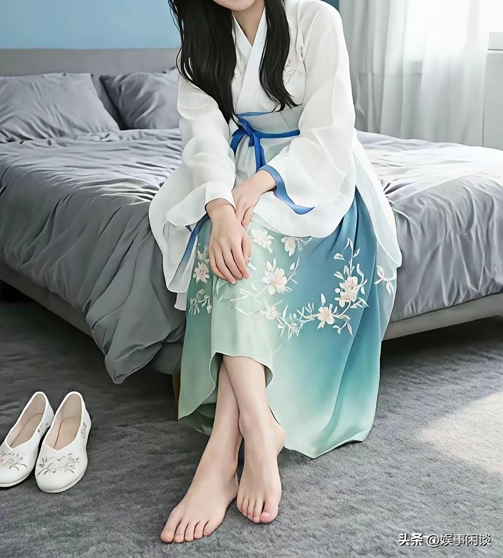 五官样貌，可以依靠化妆修饰伪装。可双脚，却很难掩饰真实生活留下的痕迹。
面容的精
