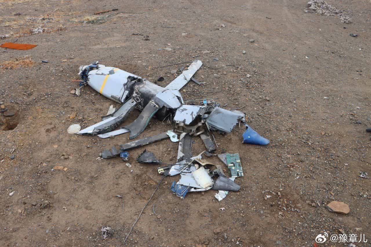 在伊朗中部省份被击落的疑似美军AGM-158 JASSM型空射巡航导弹残骸。 