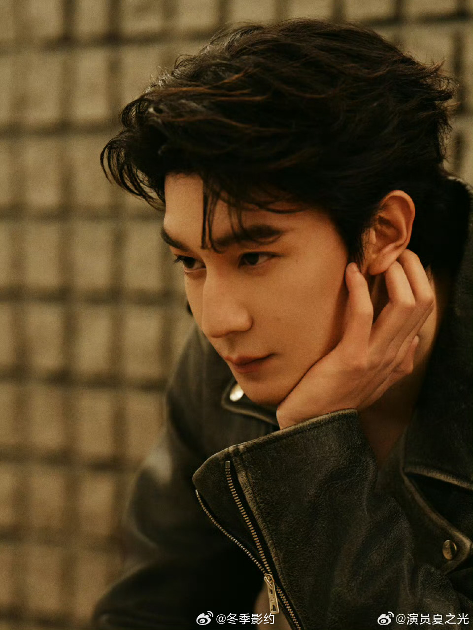 夏之光霸总体育生 黄冲锋衣加运动墨镜这个组合太绝了，又野又飒，登山杖在他手里像武