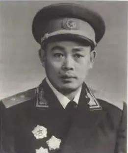 1949年，45军副军长张天云去看戏时偶遇到一位挑夫，越看越眼熟，而挑夫也注意到