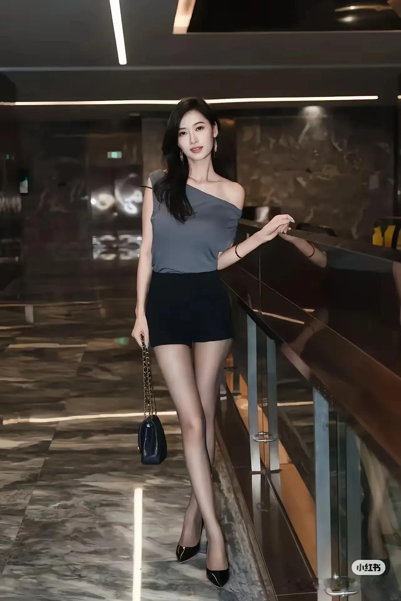 中国股市经过史无前例的暴涨！成功脱离三千点的魔咒。
经过大涨大跌后，目前的A股走