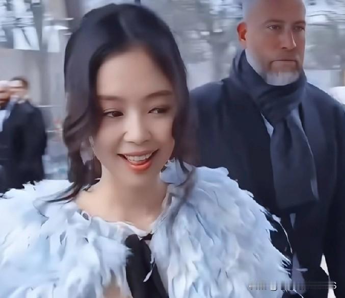 说真的，韩团女生拍照咋都爱咬着舌头笑？Jennie穿啥是品牌给的，但大家爱她是因