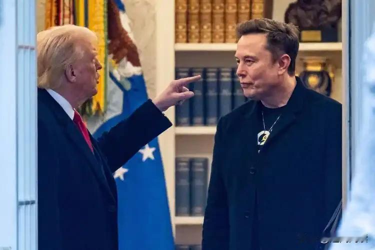马斯克炮轰英国，背后有特朗普的身影？

马斯克刚把英国政府狠狠炮轰了一顿，特朗普