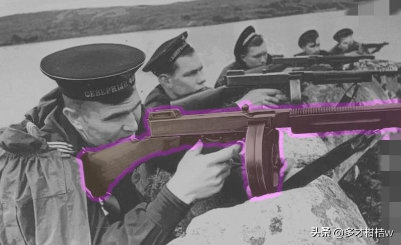 第二次世界大战时期的两款著名冲锋枪，波波沙-41和汤姆森苏联士兵均使用过，不过通