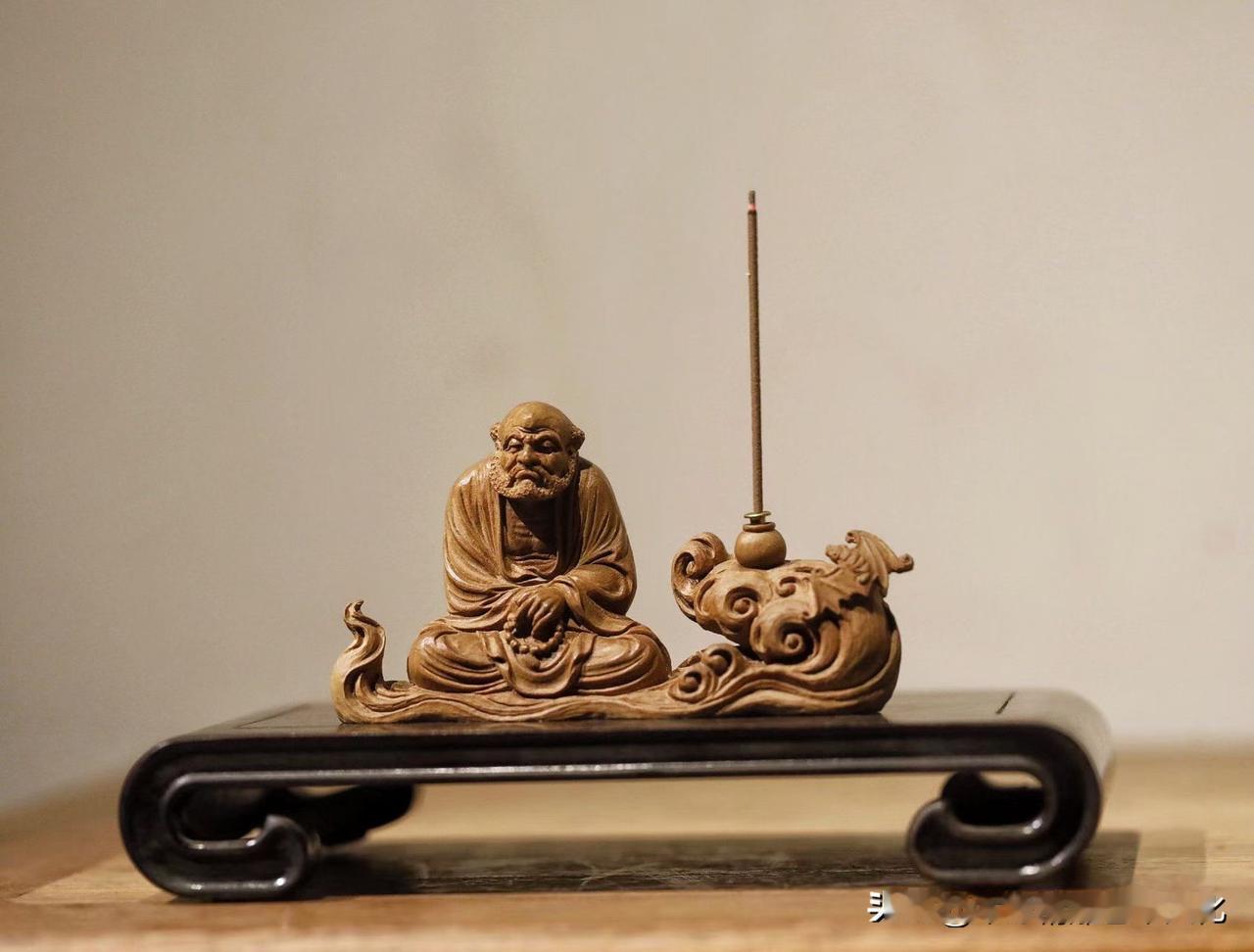 一尊达摩，一缕檀香。

老山檀香“达摩悟道”香插，清刀雕琢，面相沉静，衣纹自然垂