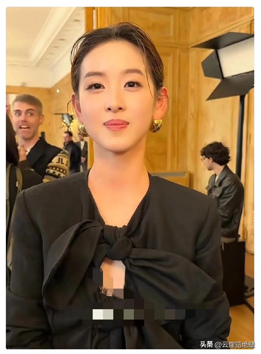 这个世界上我最不懂的人，
就是章泽天了，
明明自己已经是富豪太太了，为什么还要出