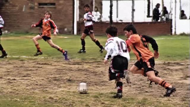 🎬【珍贵影像】1999年10月31日；
©️ 12岁小队长梅西，阿根廷罗萨里奥；
⚽️ 纽维尔老男孩