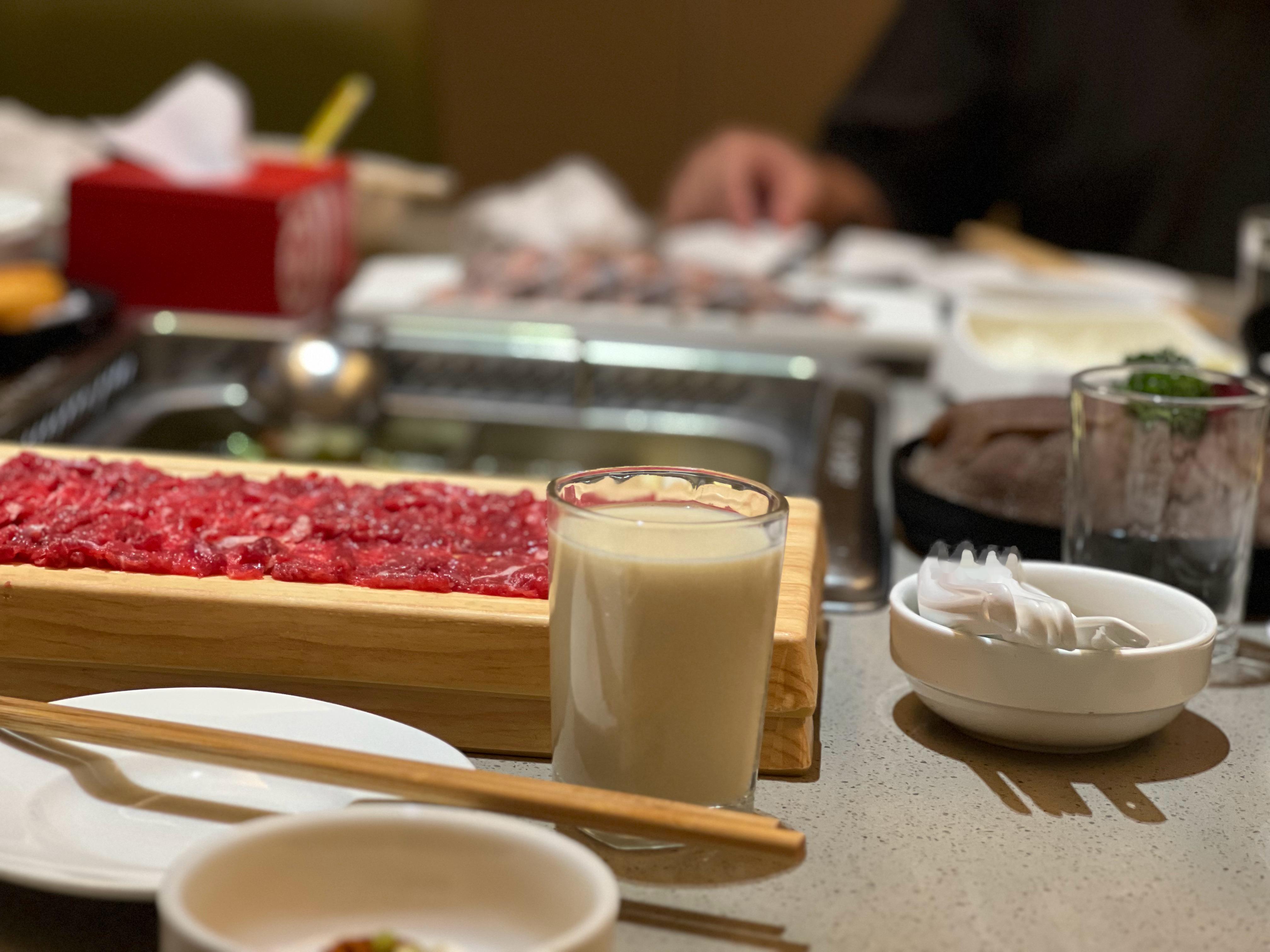 傍晚凉风习习，一家人今晚到海底捞餐厅用餐。  ​​​