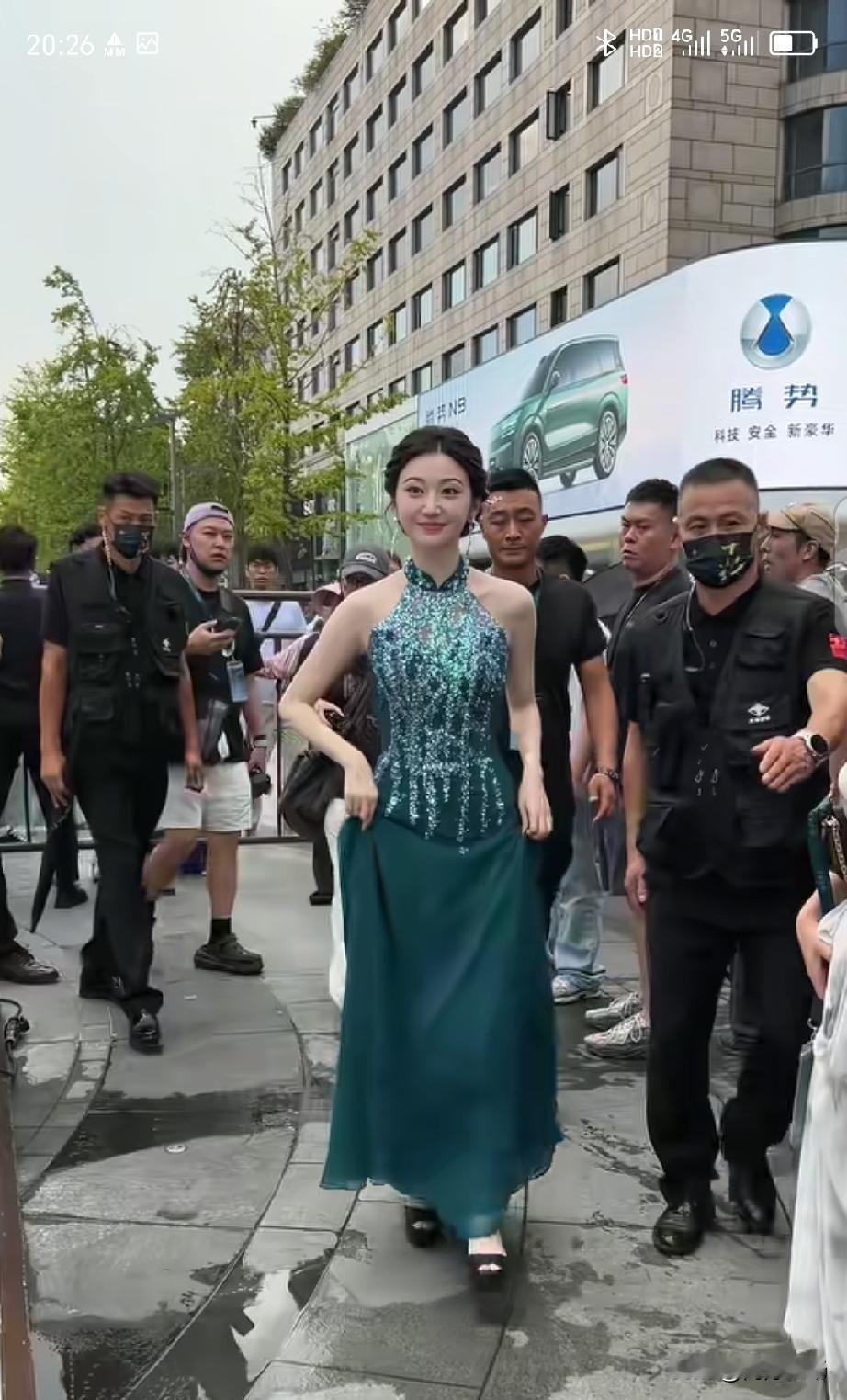 去年在某活动现场偶遇景甜，说真的，以前看电视觉得她也就是个漂亮女明星，结果真人一