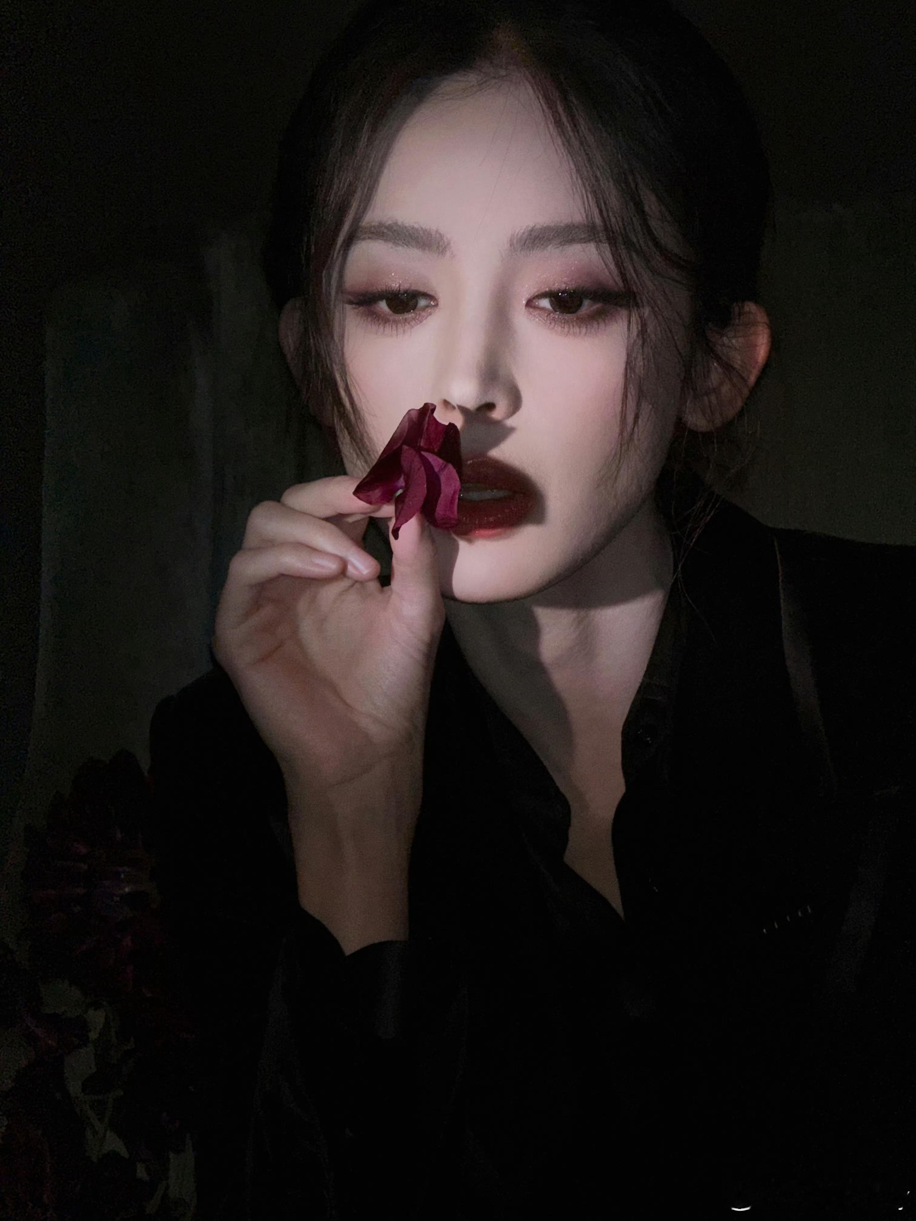 【古力娜扎】娜扎顶光极致怼脸状态 这精致五官[爱慕][爱慕][爱慕]下辈子让我也