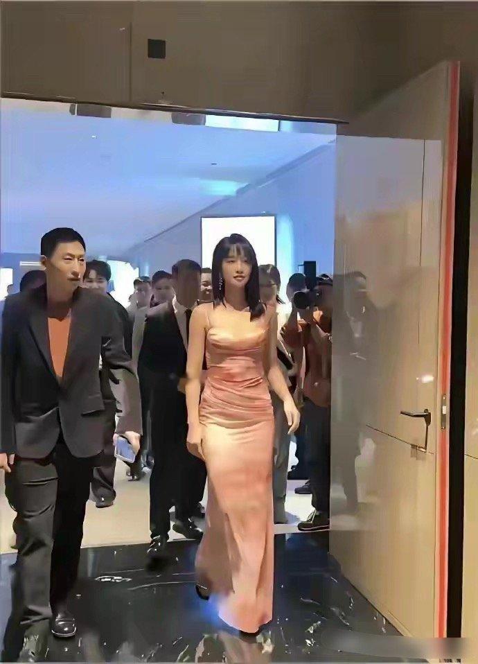 原以为在电视上看也就普普通通，没想到见到真人，直接被惊艳到了 